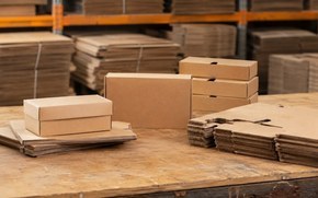 Гофрокороба разных конструкций по каталогу FEFCO на столе производства Гофрокороба разных конструкций по каталогу FEFCO на столе производства